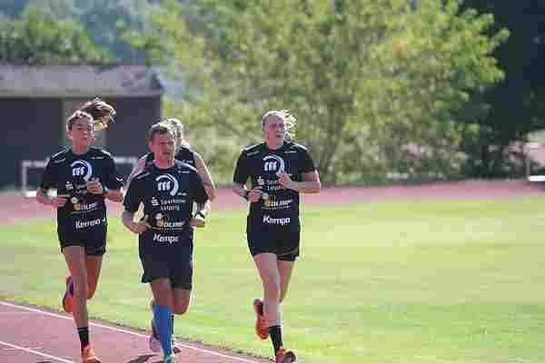HC Leipzig arbeitet in harter Vorbereitungswoche für Titelträume - Das Team beim Intervalllauf, 4x 1000m und 8 x 200, bei denen die individuellen Puls - und Leistungsdaten aller Spielerinnen per Funk-Sender in den Laptop von Atlethiktrainerin Isabelle Kellman - Foto: Sebastian Brauner, Sportsnine