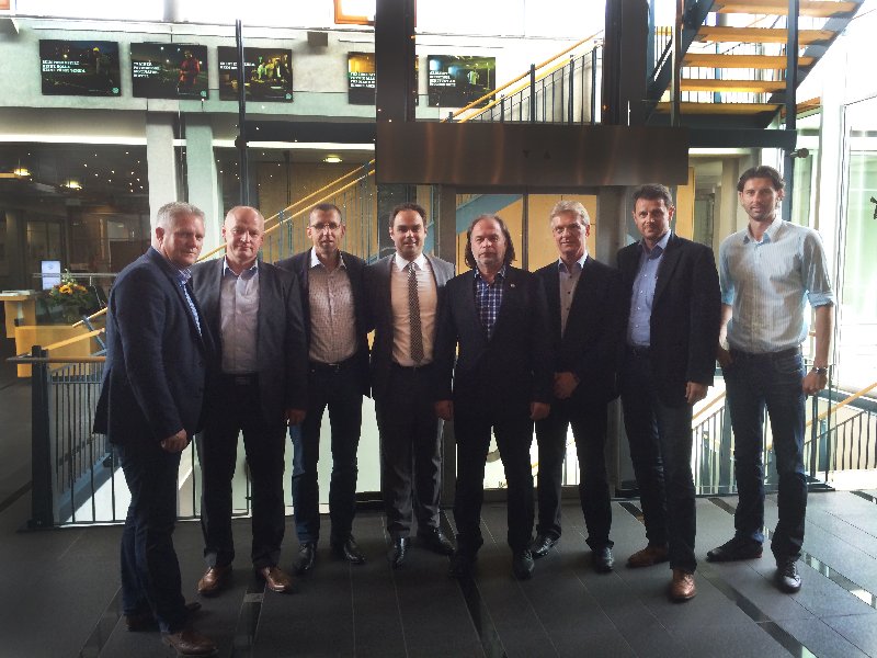 Die Vertreter der sechs Vereine auf dem PR-Foto im Anhang beim Treffen in Frankfurt/Main (v.l.): Stephan Beutel (Sportdirektor Chemnitzer FC), Sven-Uwe Kühn (Geschäftsführer Chemnitzer FC), Alfred Hörtnagl (Sportvorstand FC Rot-Weiß Erfurt), Robert Schäfer (Geschäftsführer SG Dynamo Dresden), Rainer Friedrich (Vorstand Prävention und Stadionmanagement FC Hansa Rostock), Dr. Michael Schädlich (Präsident Hallescher FC), Ralph Kühne (Geschäftsführer Hallescher FC), Roland Benschneider (Sportlicher Leiter FC Energie Cottbus) - Foto: Dynamo Dresden