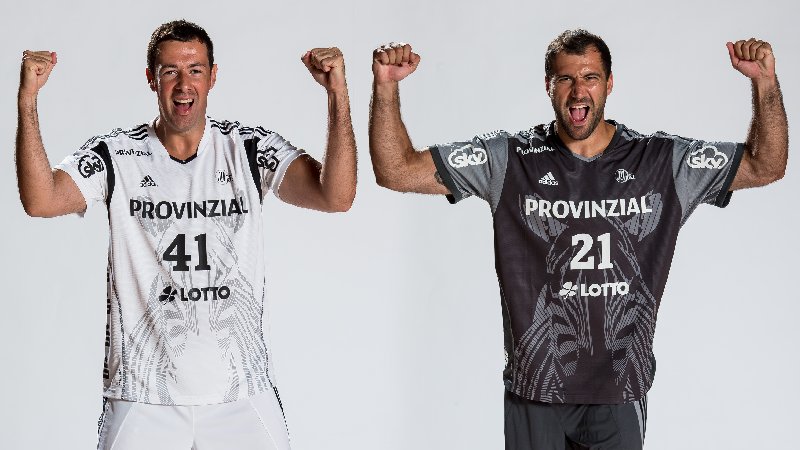 THW Kiel stellt neue Bundesliga-Trikots vor - Bundesliga-Torschützenkönig Marko Vujin (#41) mit dem neuen, weißen Heimtrikot und THW-Neuzugang Joan Cañellas (#21) mit der anthrazit-schwarzgrauen Variante - Foto: Sascha Klahn