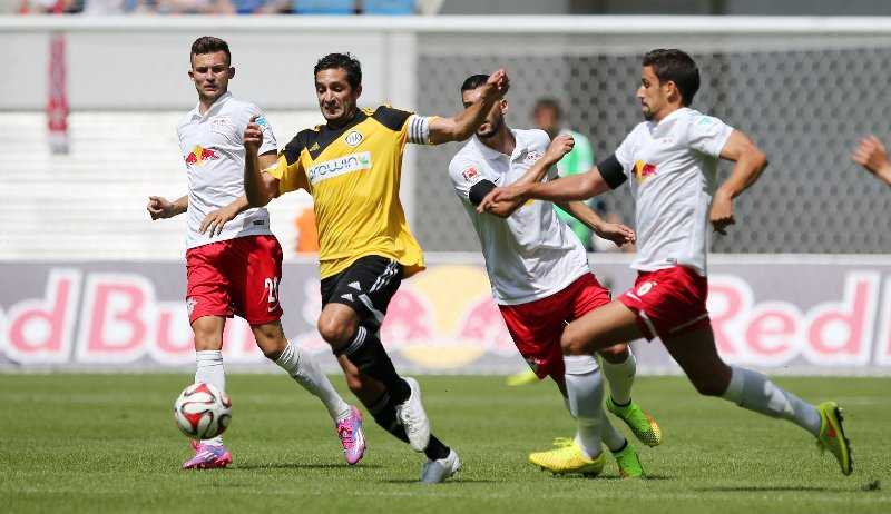 Fußball: RB Leipzig „mit bitterem Remis“ gegen Aalen in der zweiten Liga spielerisch angekommen - RasenBallsport Leipzig vs VfR Aalen. Image shows Denis Thomalla (Leipzig), Leandro Grech (Aalen), Anthony Jung and Rani Khedira (Leipzig). Foto: GEPA pictures/Roger Petzsche