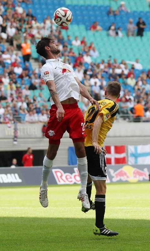 Fußball: RB Leipzig „mit bitterem Remis“ gegen Aalen in der zweiten Liga spielerisch angekommen - RasenBallsport Leipzig vs VfR Aalen. Image shows Niklas Hoheneder (Leipzig) and Manuel Junglas (Aalen). Photo: GEPA pictures/ Roger Petzsche