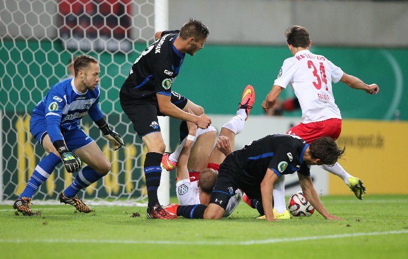 RB Leipzig im „Augenhöhespiel“ mit mentaler Siegerstärke zur DFB-Pokal-Überraschung gegen Erstligist Paderborn - RasenBallsport Leipzig vs. SC Paderborn 07. Lukas Kruse, Christian Strohdiek (Paderborn), Matthias Morys (RB Leipzig), Jens Wemmer (Paderborn) und Clemens Fandrich (RB Leipzig). - Foto: GEPA pictures/Roger Petzsche
