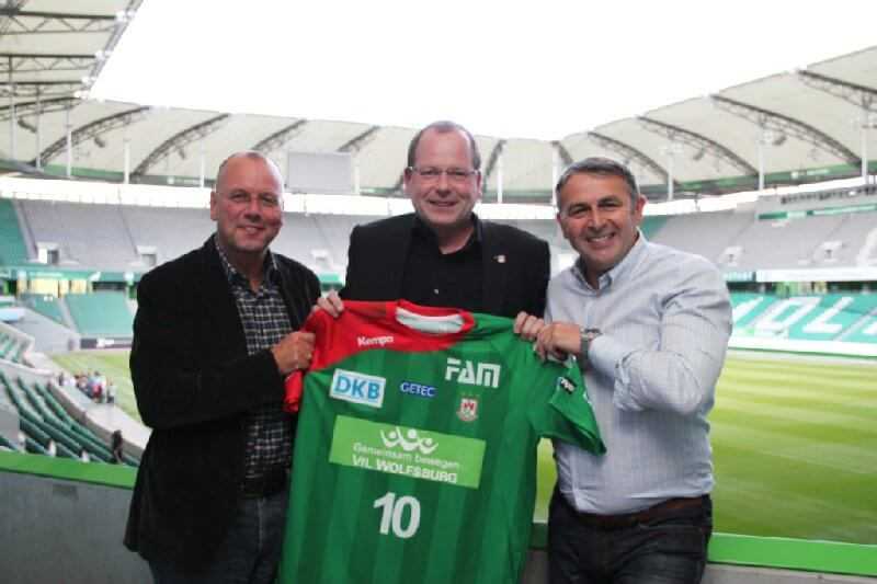 SC Magdeburg und VfL Wolfsburg starten gemeinsame Kooperation - Thomas Röttgermann, Marc-Henrik Schmedt, Klaus Allofs (v.l.) - Foto: Vfl Wolfsburg