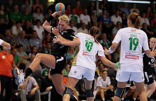 HC Leipzig testet gegen Europas Champion Győri Audi ETO KC - Luisa Schulze im Kampf gegen Weltmeisterin Amorim im letzten Jahr gegen Györ - Foto: Sebastian Brauner, Sportsnine