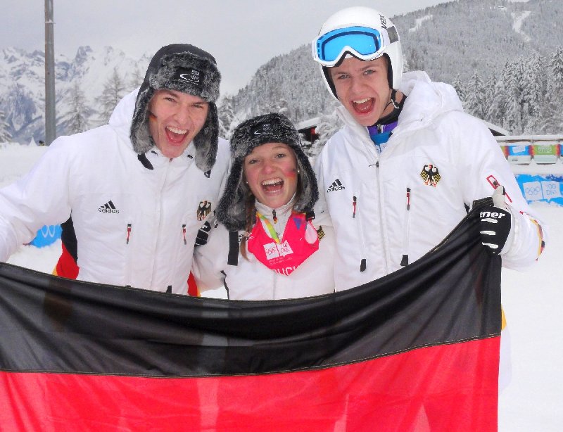 Olympische Jugendspiele Nanjing 2014: Andreas Wellinger mit nahtlosem Übergang in die Weltspitze - Andreas Wellinger (rechts) zusammen mit Tom Lubitz und Katharina Althaus beim Gewinn der Goldmedaille im Mixed-Wettbewerb der Skispringer bei den Olympischen Jugend-Winterspielen 2012 in Innsbruck - Copyright: DOSB