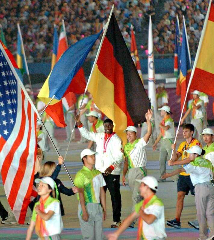 Olympische Jugendspiele Nanjing 2014: Schlussfeier als Fest der Farben, Klänge und Lichter - Beim Einmarsch hatte Peter Kadiru die Fahne in der Hahn und seine Goldmedaille um den Hals - Foto: DOSB