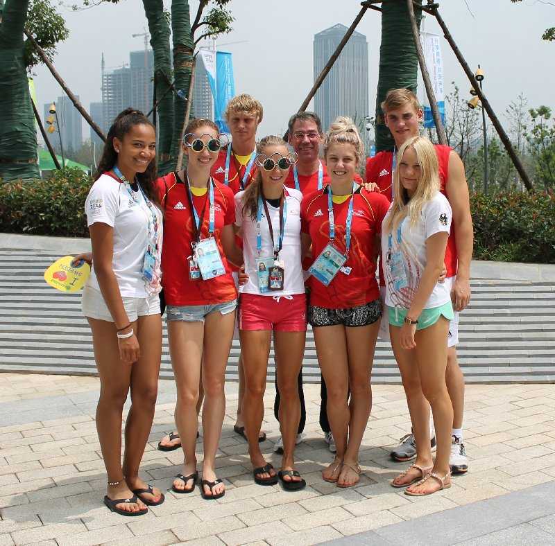 Olympische Jugendspiele Nanjing 2014: Lisa Arnholdt trägt deutsche Fahne - Chef de Mission Bernhard Schwank und Juniorbotschafterin Marlene Gomez Islinger besuchten am Freitag das CEP-Programm - Copyright: DOSB