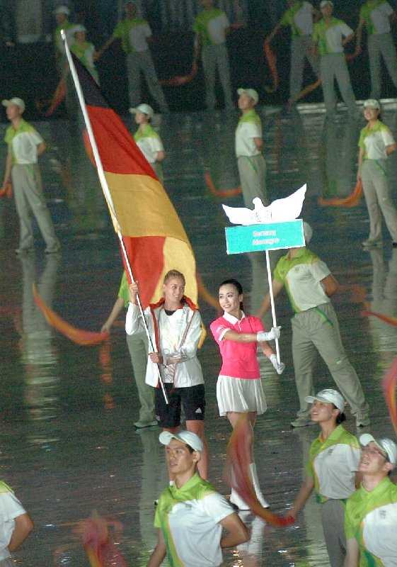 Olympische Jugendspiele Nanjing 2014 eröffnet: Spektakuläre Geschichtsstunde für Generation #YOGSelfie - Lisa Arnholdt trug die deutsche Fahne ins Stadion - Foto: DOSB