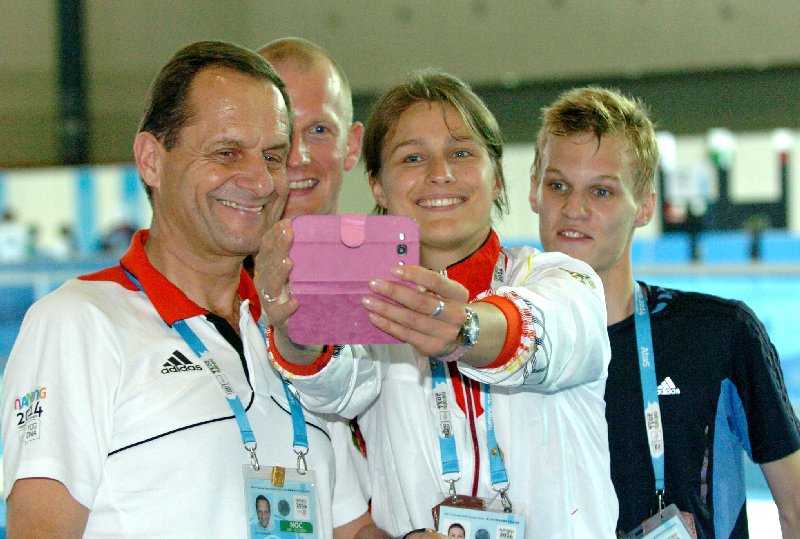 Olympische Jugendspiele Nanjing 2014: Medaillen für Schwimmer und Judoka Jennifer Schwille - #YOGSelfie mit dem fünftplatzierten Degenfechter Samuel Unterhauser, Olympiasiegerin Britta Heidemann, Physiotherapeut Maik Schwarzbach und DOSB-Präsident Alfons Hörmann (von rechts) - Foto: DOSB