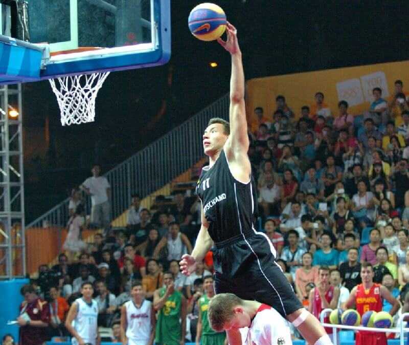 Olympische Jugendspiele Nanjing 2014: Gold für Kristin Ranwig - Spektakulärer Dunk Contest in Nanjing mit dem Leverkusener Anton Zraychenko, der über seinen Teamkollegen Jannes Hundt sprang - Foto: DOSB