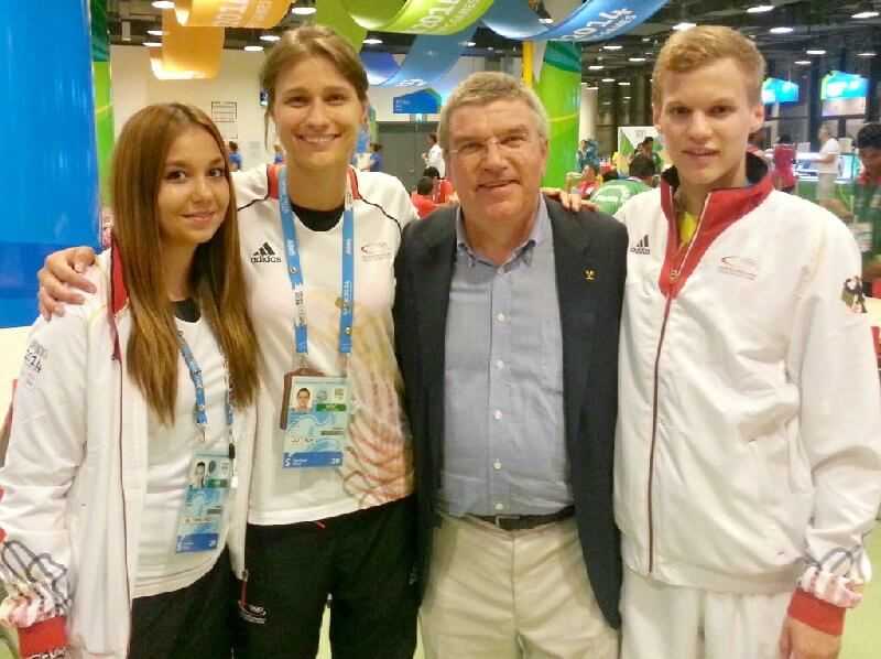 Olympische Jugendspiele Nanjing 2014: Gold für Kristin Ranwig - IOC-Präsident Thomas Bach lud am Mittwoch Athleten zum Abendessen ein. Mit dabei waren auch Schützin Julia Budde (li.) und Fechter Samuel Unterhauser. Sie wurden von Fecht-Olympiasiegerin Britta Heidemann begleitet - Foto: DOSB