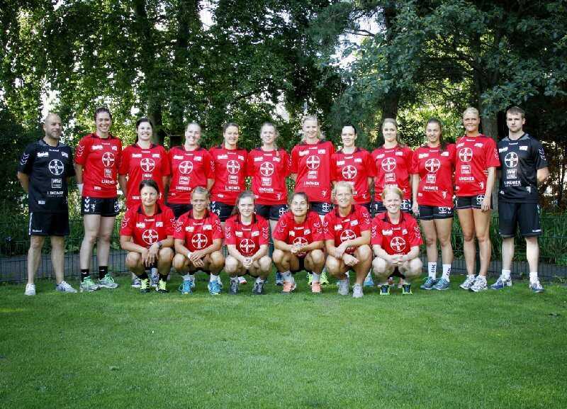 Handball: Bayer Leverkusen stellt Trainer Khalid Khan frei - Hintere Reihe v.l.n.r.: Khalid Khan (Trainer), Jenny Karolius, Jennifer Rode, Johanna Heldmann, Katharina Loest, Valentyna Salamakha, Kim Naidzinavicius, Anne Jochin, Natalie Adeberg, Ramona Ruthenbeck, Pia Adams, Felix Binder - vordere Reihe v.l.n.r.: Natalie Hagel, Jennifer Jörgens, Anna Seidel, Kristina Logvin, Ruta Latakaite-Willig, Assina Müller - Foto: Ralf Kardes