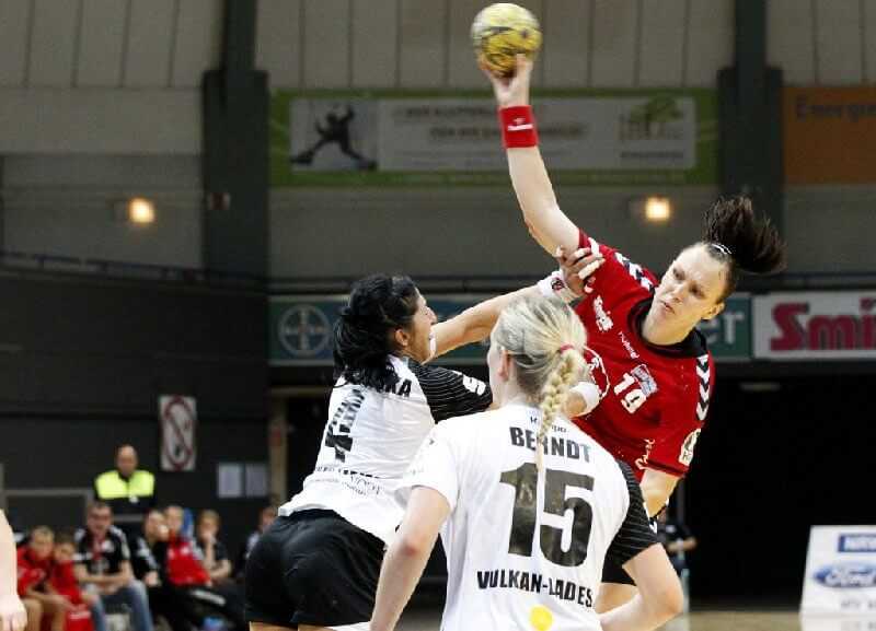 Bayer Leverkusen nach Sieg gegen Koblenz nun Tabellensiebter - Handball-Bundesliga am 28.09.2014 Leverkusen vs. Koblenz-Weibern 31:29 in der Smidt-Arena in Leverkusen - Anne Jochin (19) RM - Foto: Ralf Kardes