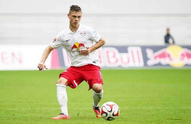TEAM RasenBallsport und „MATCHPLAYER“ Yussuf Poulsen bezwingen Eintracht Braunschweig durch Tempo mit 3:1 Toren - RasenBallsport Leipzig vs. Eintracht Braunschweig. Joshua Kimmich (RB Leipzig). - Foto: GEPA pictures/Roger Petzsche