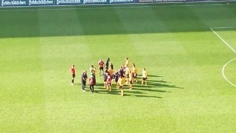 Hexenkessel im Topspiel: Dynamo Dresden bezwingt verdient Chemnitzer FC nach Torhüter-Fehler und ist Liga-Spitzenreiter - Foto: SPORT4Final