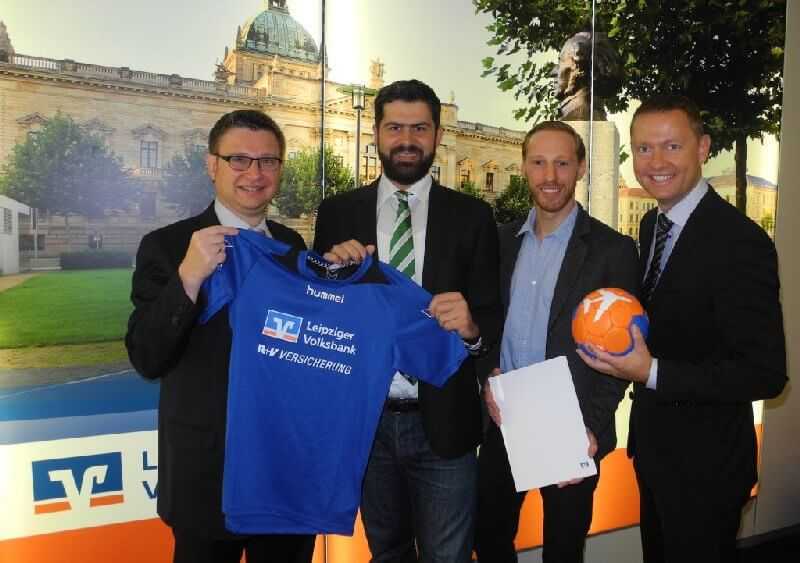 SC DHfK Leipzig: Leipziger Volksbank verlängert Engagement als Sponsor - Karsten Günther (Geschäftsführer SC DHfK Handball), Uli Streitenberger (Marketing SC DHfK Handball) mit den Vorstandsmitgliedern der Leipziger Volksbank, Andreas Woda (links) und Christoph Kothe (rechts) - Foto: SC DHfK Leipzig