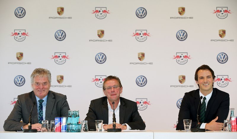 RB Leipzig: Porsche AG und Volkswagen AG neue Premium-Partner - RasenBallsport Leipzig, press conference - Siegfried Buelow (Porsche Leipzig), Ralf Rangnick (RB Leipzig) und Christian Heubner (VW) - Foto: GEPA pictures/Roger Petzsche