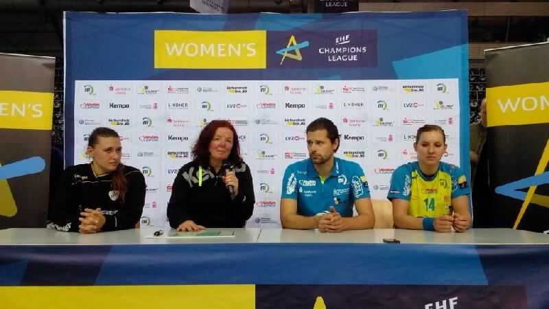 Marta Bon - Cheftrainerin RK Krim Ljubljana - im SPORT4Final-Interview: „Wir brauchen Zeit für große Erfolge“ - Marta Bon (2.v.l.) - Foto: SPORT4Final