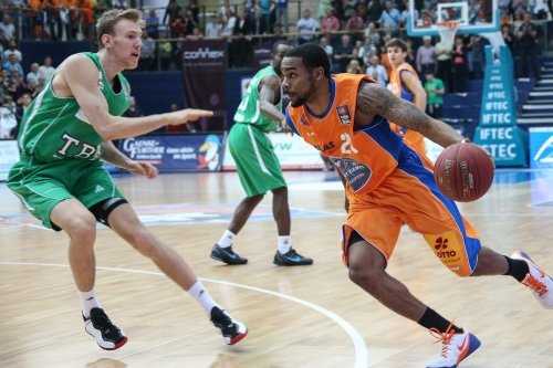 Mitteldeutscher Basketball Club: Heimdebüt mit Sieg gegen Trier - Patrick Richards Dreier zehn Sekunden vor Schluss war Gold wert - Foto: Matthias Kuch