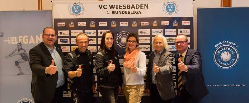 Volleyball-Bundesliga: Topspiel zwischen Wiesbaden und Vilsbiburg - Daniel Schmidt, Andreas Vollmer, Regina Mapeli Burchardt, Nicole Fetting, Günter Higelin und Frank Bleydorn - Foto: Detlef Gottwald