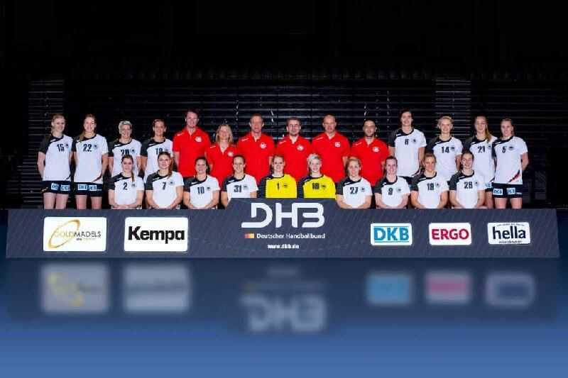 Handball-EM: DHB-Frauen-Nationalmannschaft - Hinten von links: Kim Naidzinavicius, Susann Müller, Anja Althaus, Laura Steinbach, Mannschaftsarzt Dr. Matthias Klepsch, Physiotherapeutin Edith Pastoors, Co-Trainer Maik Nowak, Bundestrainer Heine Jensen, Athletiktrainer Øyvind Rønhovde, Physiotherapeut Paul Jacob, Franziska Mietzner, Shenia Minevskaja, Nadja Nadgornaja, Saskia Lang. - Vorn: Marlene Zapf, Natalie Augsburg, Anna Loerper, Kerstin Wohlbold, Jana Krause, Clara Woltering, Maike Schirmer, Wiebke Kethorn, Christine Beier, Angie Geschke. - Foto: DHB/Sascha Klahn