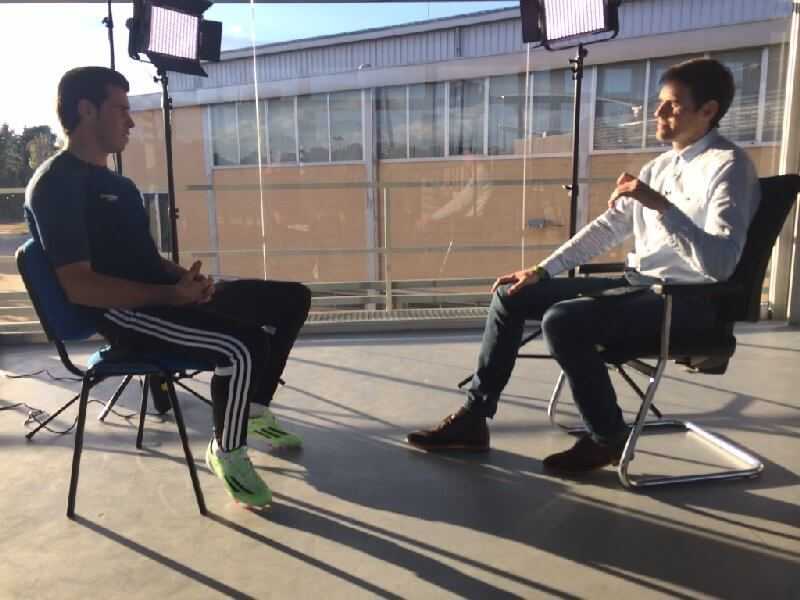 Gareth Bale spricht mit Kevin Kilbane - Copyright: Football Focus BBC World News