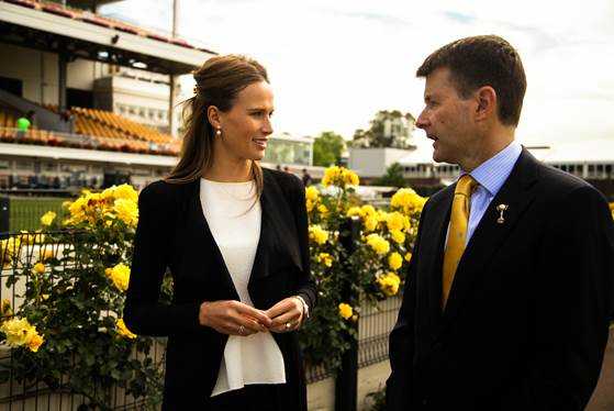 CNN „Winning Post“: Francesca Cumani besucht Japan und Australien - Francesca Cumani im Gespräch mit Michael Burn - Foto: CNN International "Winning Post"