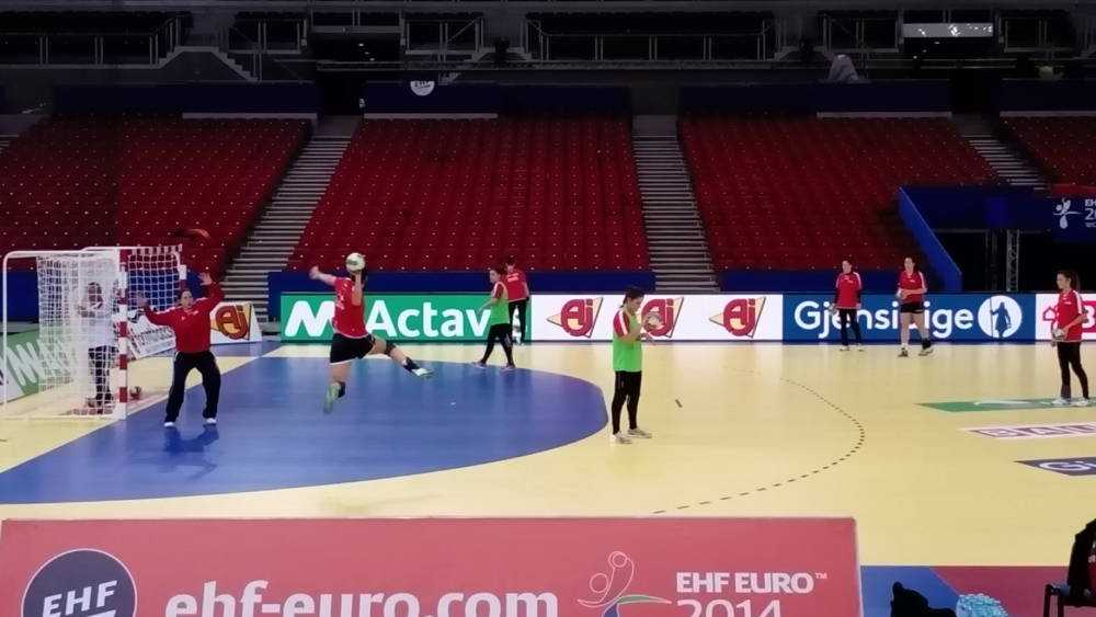 Handball-EM: Küsschen von Alexandrina Cabral – Trainer Jorge Duenas über die Favoritenrolle - Foto: SPORT4Final
