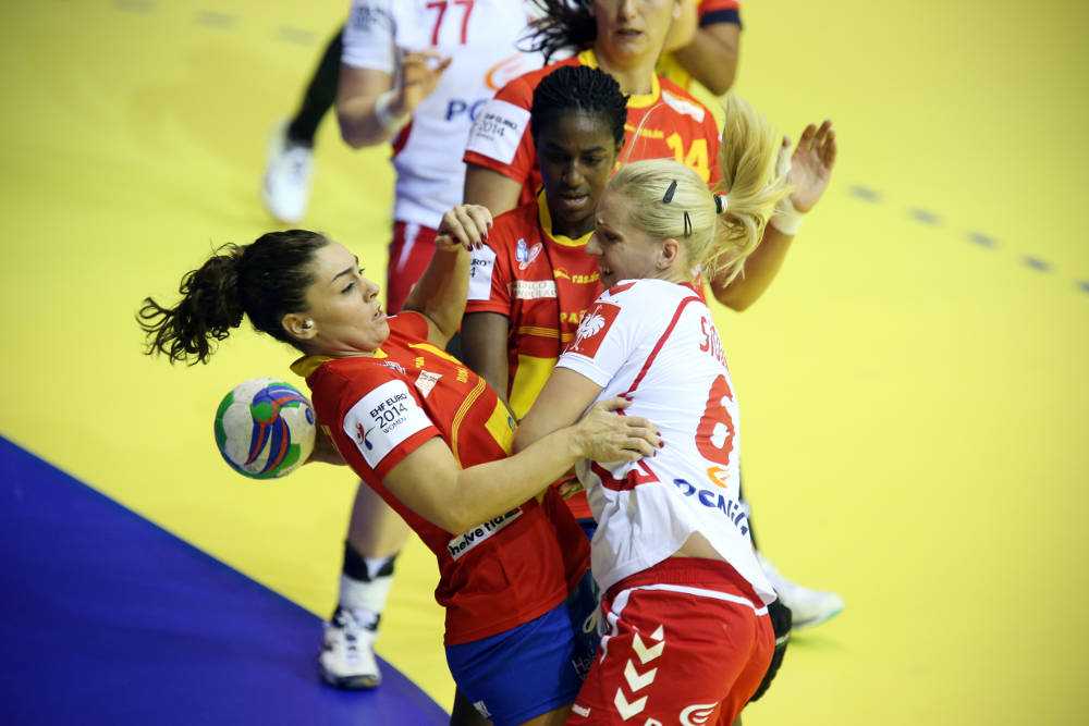 Handball-EM 2014: Match zwischen Polen und Spanien - Alexandrina Barbosa und Karolina Siodmiak - Foto: Uros Hocevar / EHF Media