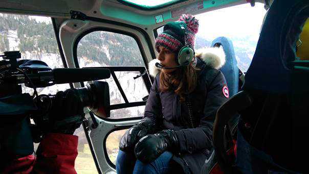 CNN „Alpine Edge“: Christina MacFarlane aus Davos, Wengen und Kitzbühel - Christina MacFarlane auf dem Weg in die autofreie Zone - Foto: CNN International "Alpine Edge"