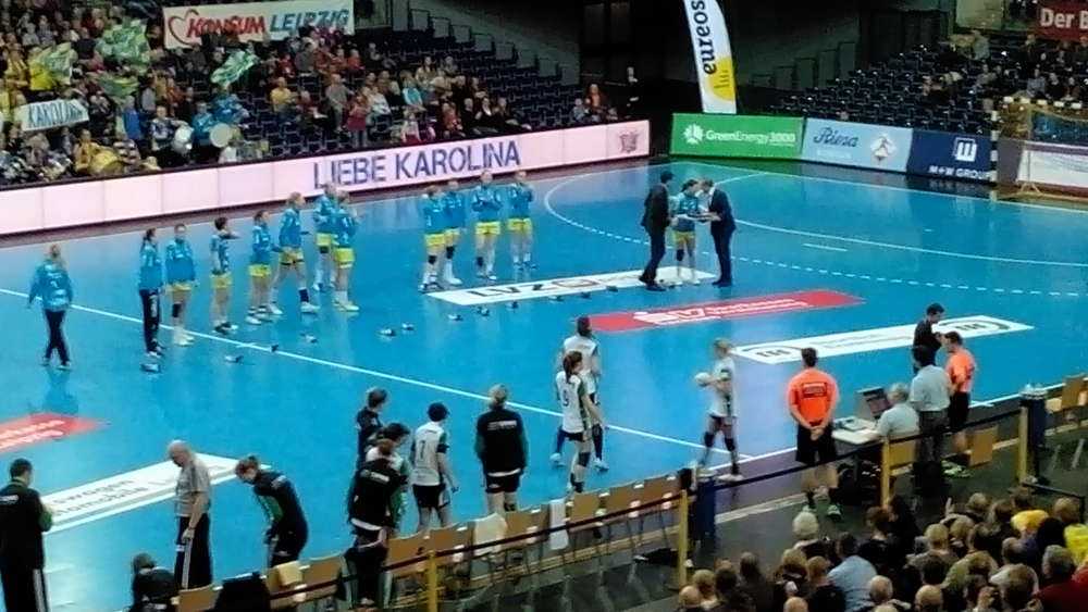 HC Leipzig mit mentaler „Wiedergutmachung“ bei Kantersieg gegen VfL Oldenburg - Gratulation an Karolina Kudlacz im Hintergrund rechts - Foto: SPORT4Final