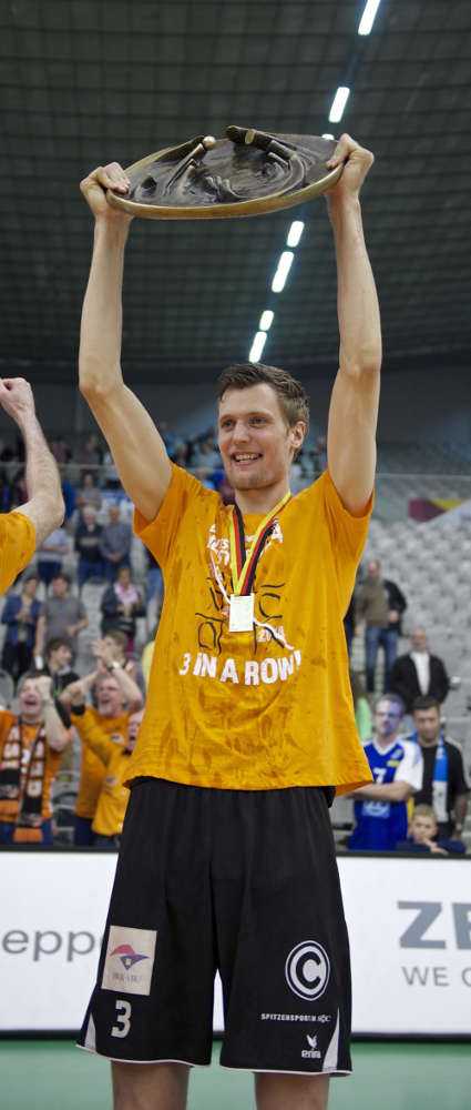 Champions League: Robert Kromm (BR Volleys mit DVV-Meisterschale) - Foto: Günter Kram