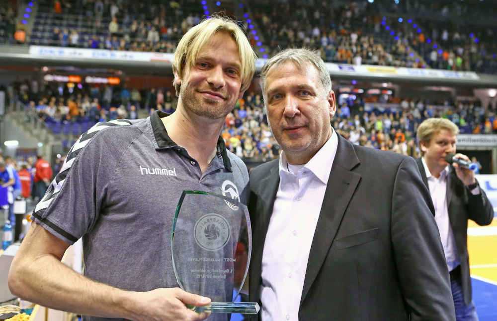 Volleyball-Bundesliga: Manuel Rieke und Lonneke Slöetjes sind MVP - Manuel Rieke erhält von VBL-Präsident Michael Evers die Auszeichnung als MVP der Saison 2014/15 - Foto: Eckhard Herfet (www.foto-herfet.de)