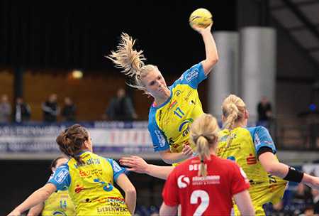 Handball Bundesliga, HC Leipzig - Buxtehuder SV am 27.01.2015 in Leipzig.  IM BILD: Anne Hubinger (17). Foto: Sebastian Brauner