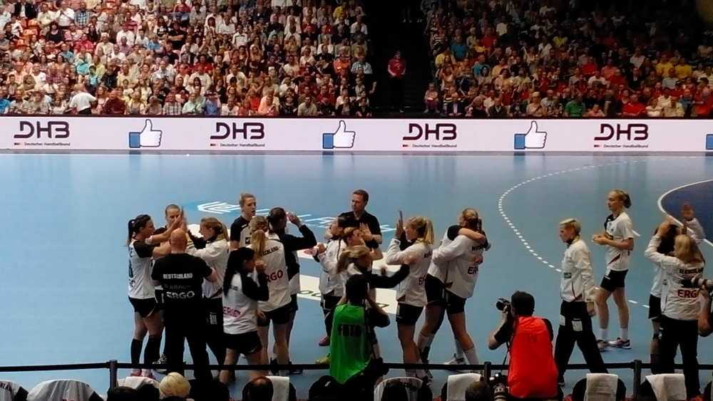 Handball-WM 2015: Jakob Vestergaard zu Kerstin Wohlbold und Anna Kochetova - Foto: SPORT4Final