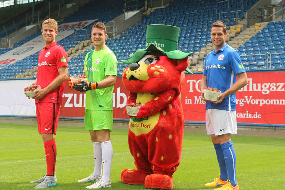 Tommy Grupe (v.l.), Marcel Schuhen, "Karlchen" und Matthias Henn - Foto: F.C. Hansa Rostock