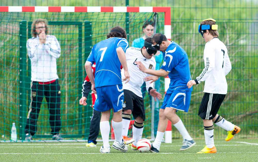 Deutschlands Blinden-Fußballer bei einem Testspiel gegen Rumänien. Foto: Ralf Kuckuck, DBS-Akademie