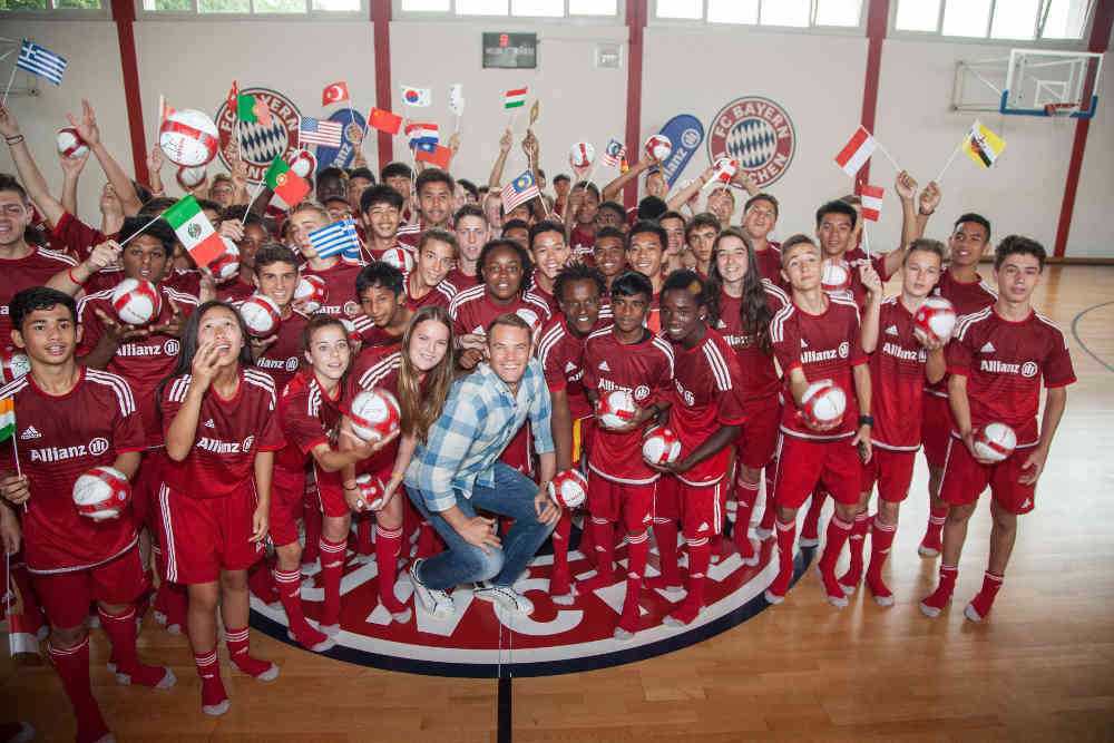 Allianz Junior Football Camp 2015, 17.08.2015, 75 Campteilehmer aus 27 Ländern mit Manuel Neuer, FC Bayern - Foto: Allianz