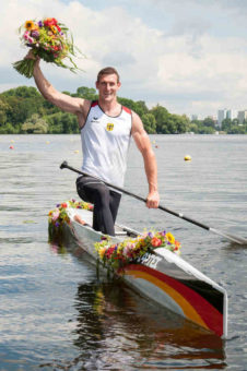 Olympia Rio 2016: Sebastian Brendel mit Blumenschmuck in seinem Kanu am Leistungszentrum Potsdam - Foto: Tobias Rücker