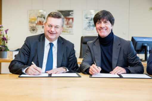 DFB-Präsident Reinhard Grindel und Joachim Löw - DFB und Bundestrainer Joachim Löw mit Vertragsverlängerung bis 2020 - Foto: gettyimages / DFB