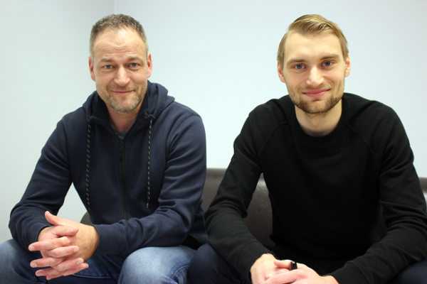 Rene Schneider, Vorstand Sport beim FC Hansa Rostock, und Neuzugang Tim Väyrynen - Foto: FC Hansa Rostock