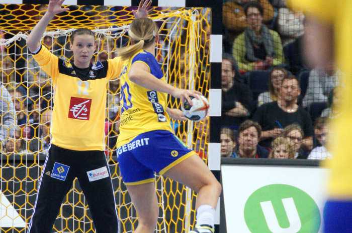 Amandine Leynaud und Isabelle Gullden - Handball WM 2017 Deutschland - Halbfinale Schweden vs. Frankreich - Foto: Jansen Media
