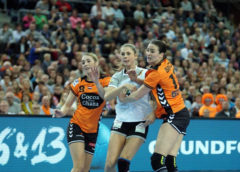 Lois Abbingh, Alicia Stolle, Yvette Broch - Handball WM 2017 - Deutschland vs. Niederlande - Foto: Jansen Media