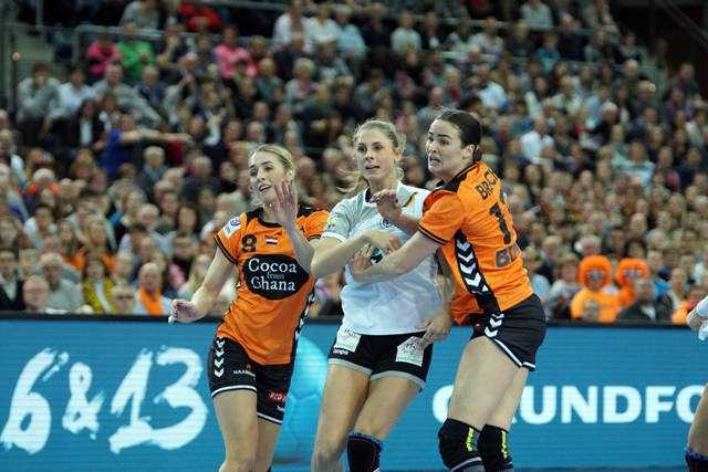 Lois Abbingh, Alicia Stolle, Yvette Broch - Handball WM 2017 - Deutschland vs. Niederlande - Foto: Jansen Media