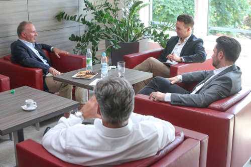 SPORT1 Interview mit Karl-Heinz Rummenigge und den SPORT1 Redakteuren Florian Plettenberg (hinten Mitte) und Stefan Kumberger (r.). Copyright: SPORT1 / Marc Tirl