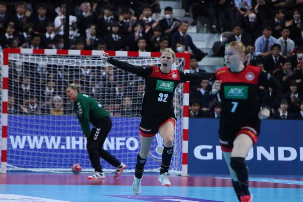 Handball WM 2019 - Deutschland vs. Serbien - Shenia Minevskaja und Meike Schmelzer - Copyright: IHF