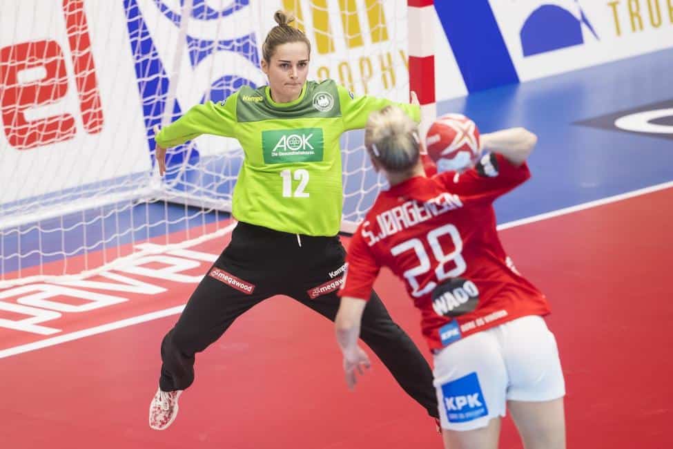 Handball WM 2019 - Dinah Eckerle und Stine Jörgensen - Dänemark vs. Deutschland - Copyright: IHF