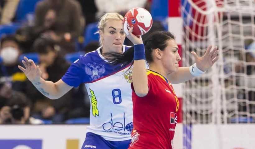 Handball WM 2019 - Anna Sen (8) und Cristina Neagu - Russland vs. Rumänien - Copyright: IHF