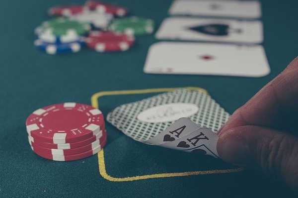Copyright: https://pixabay.com/photos/cards-blackjack-casino-gambling-1030852/ - Licence: Pixabay Licence. Bild von Free-Photos von Pixabay.