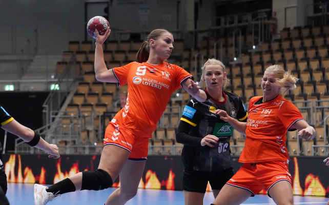 Handball Deutschland vs. Niederlande am 03.10.2020 - Danick Snelder, Shenia Minevskaja und Larissa Nusser (v.r.) - Foto: NHV